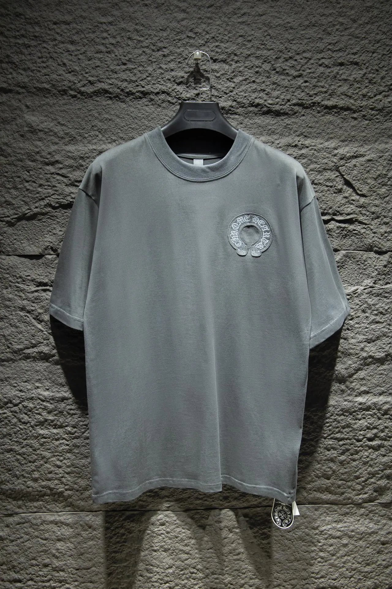 P190 🆕Chrome Hearts os version is really charming and Chrome Hearts is really a must-have. Each season's new version is made to the extreme. It is very practical and can be worn casually. Nice✔️ - ⚠️100% cotton. Made of 32-count double yarn, 260-gram weight fabric and imported knitted carded cotton. The thickness is moderate, drapey and contoured, and the upper body is comfortable! ! It is very tolerant to fat body types and can instantly lose five pounds after wearing it!  Front panel #Back panel Simple elements# Artistic arrangement of English letters. Imported Tajima high-density heavy-duty embroidery technology. The fonts are three-dimensional and full. The letters are embroidered by imported machines after adjusting according to the original details. The thickness is moderate. The hardware is imported hardware accessories. Handmade elements are added to the body, which greatly increases the interest of the clothing; unique visual effects. After special fraying effect treatment, a unique distressed effect is formed. An irregular hem is added to the version. This year, Crow Heart is focusing on the version. In the past two years, the oversize version has become the focus of the trend. It has also been a popular staple in the past two years. The change of designers has made this brand an instant hit. The progressive fashion of the times also needs the blood impact of fresh elements and trendy designs in order to continue its glory! It’s stylish both inside and outside, a must-have for high street travel! An absolute "eye-catching style" that can match couples 💏 Color: washed black, premium gray and white Size: S M L XL